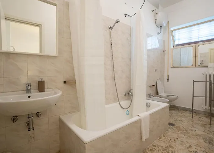 _ Cavour 156 & Savoia _ Konukevi Bari